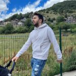 Willyrex Instagram - He estado a un pelo de caerme por “mira a la camara, sonrie” y no ver una roca 😂🙏🏻