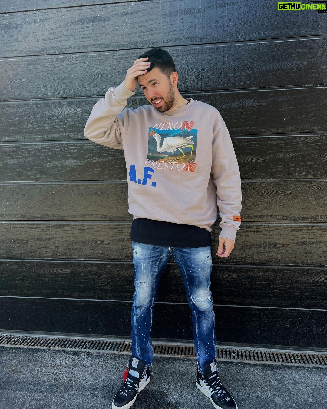 Willyrex Instagram - Ultimamente no subo muchas fotos la verdad, ni estoy muy activos, eso es buena señal de que estoy trabajando duro y apenas tengo tiempo 😅