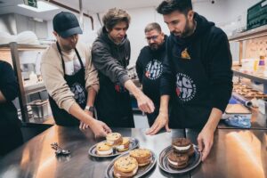 Willyrex Instagram - Hoy comienza algo impensable hace unos años!! En colaboracion con @danigarcia7 con 3 estrellas Michelin, sacamos nuestro propio restaurante para pedir a domicilio!! 
Desde hoy mismo busca en Just Eat y Glovo “La gran familia Mediterranea” y dentro el apartado “The Gaming Family”!