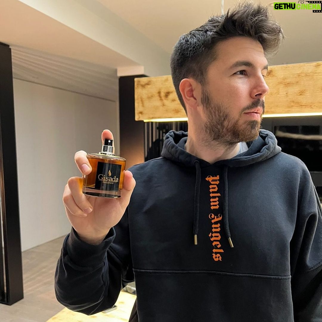 Willyrex Instagram - Esta es mi última foto en esta casa, con mi nuevo perfume, y este me lo llevo a mi nueva casita si o si 🤎 @gisadaofficial @douglascosmetics_es #Ambassador #Gisada #Douglas