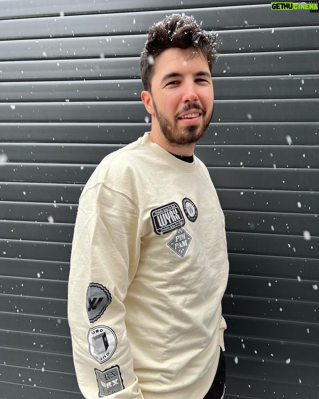 Willyrex Instagram - Chic@s, ¿Ya habéis visto mi nueva colección de @springfieldmw ? Ahora que llega Navidad lo podéis apuntar a la lista de regalos 😉 * Disponible en la web myspringfield.com (península) y en una selección de tiendas SPF en España. Y si, se puso a nevar increíble ☃️