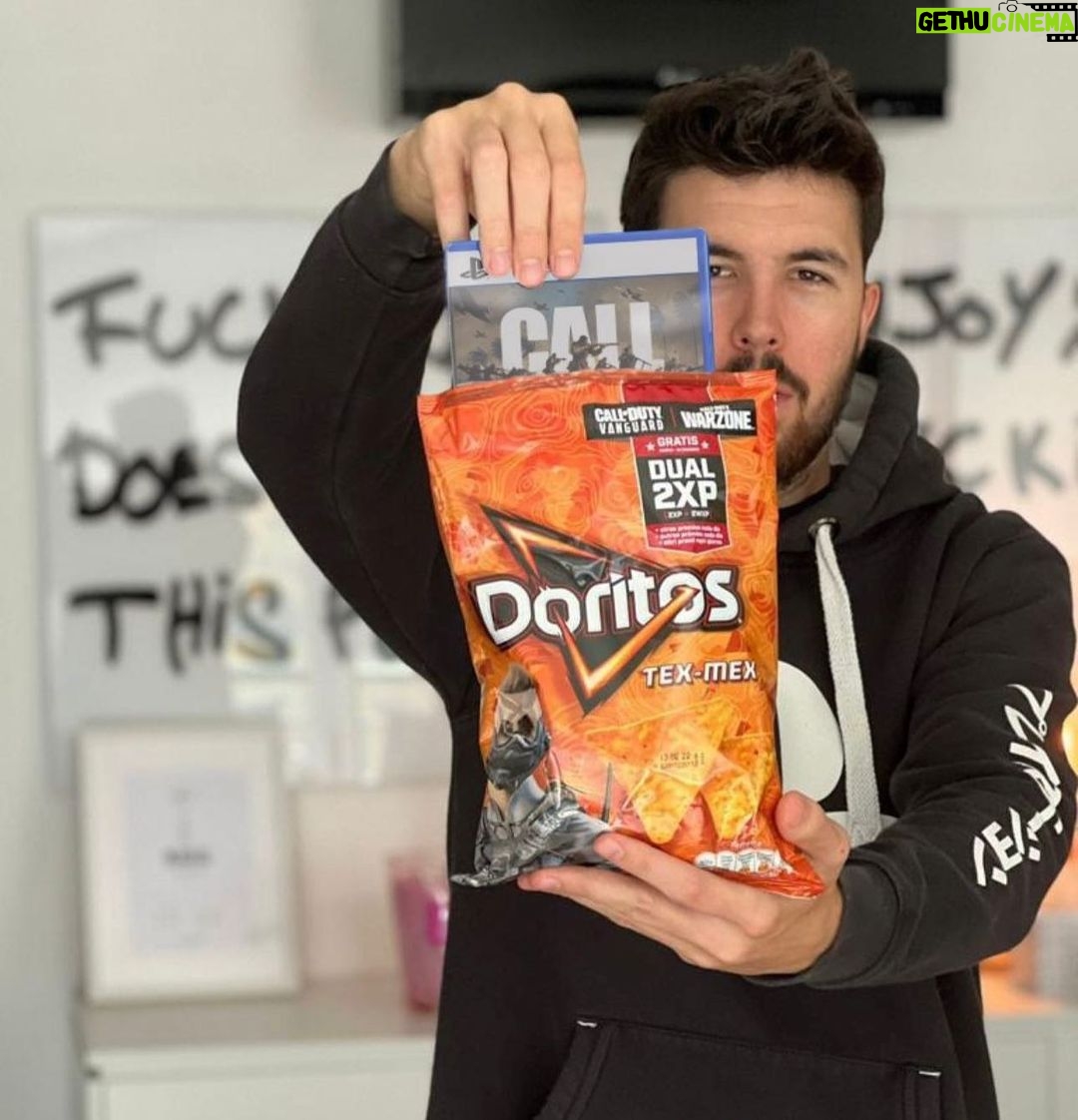 Willyrex Instagram - Atención, en @doritos_es están sorteando dos COD Vanguard al día y además en cada bolsa hay puntos DUALXP (2XP+2WXP) de regalo ✌. ¡Canjea tu código y mucha suerte! #DoritosMakeYourPlay #publi