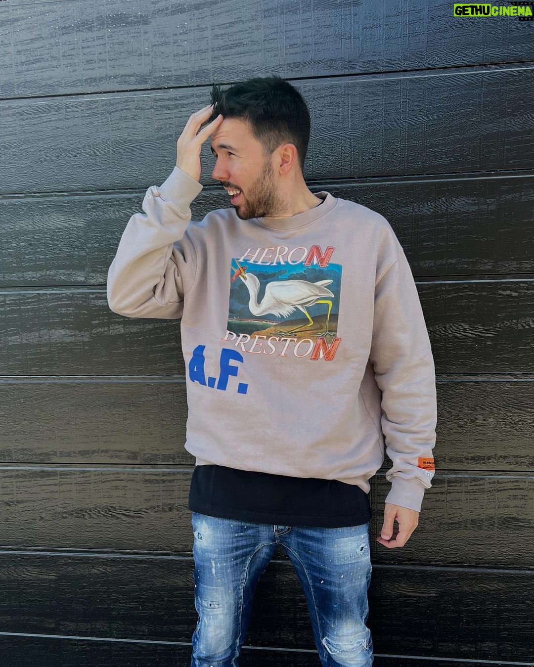 Willyrex Instagram - Ultimamente no subo muchas fotos la verdad, ni estoy muy activos, eso es buena señal de que estoy trabajando duro y apenas tengo tiempo 😅