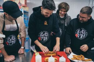 Willyrex Instagram - Hoy comienza algo impensable hace unos años!! En colaboracion con @danigarcia7 con 3 estrellas Michelin, sacamos nuestro propio restaurante para pedir a domicilio!! 
Desde hoy mismo busca en Just Eat y Glovo “La gran familia Mediterranea” y dentro el apartado “The Gaming Family”!