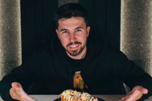 Willyrex Instagram - Hoy comienza algo impensable hace unos años!! En colaboracion con @danigarcia7 con 3 estrellas Michelin, sacamos nuestro propio restaurante para pedir a domicilio!! 
Desde hoy mismo busca en Just Eat y Glovo “La gran familia Mediterranea” y dentro el apartado “The Gaming Family”!