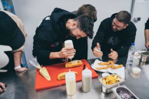 Willyrex Instagram - Hoy comienza algo impensable hace unos años!! En colaboracion con @danigarcia7 con 3 estrellas Michelin, sacamos nuestro propio restaurante para pedir a domicilio!! 
Desde hoy mismo busca en Just Eat y Glovo “La gran familia Mediterranea” y dentro el apartado “The Gaming Family”!