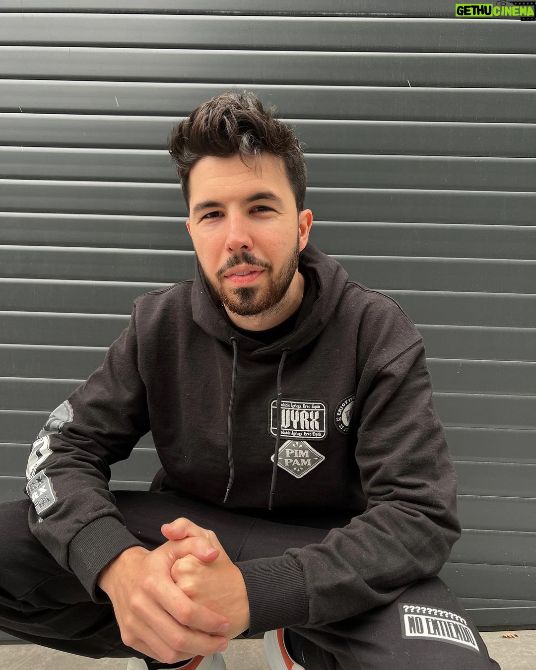 Willyrex Instagram - Volvemos a sacar colección junto con @springfieldmw y creo que es mi favorita! Se vienen muchas sorpresas! Ya está disponible ‘Springfield x Willyrex en España (sólo península)