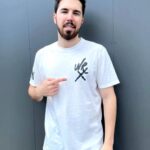 Willyrex Instagram - ¡Chic@s! Ya tenéis toda la colección Springfield x Willyrex en myspringfield.com. Os dejo el link en mi bio para poder comprar cualquiera de las prendas. Recuerda que podéis conseguir mi colección de forma online o en tiendas seleccionadas de España. Hoy os quiero enseñar las camisetas de la colección. Me parecen una prenda ideal para cualquier situación. ¿Tú ya la tienes? ¿Eres más de blanco o de negro? #SpringfieldxWillyrex