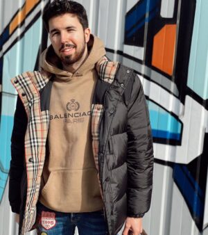Willyrex Instagram - Completa la frase 👇🏻
- Willy feliz con la bolsa llena de...
