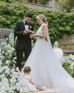 Willyrex Instagram - El mejor día de nuestra vida, acompañada de las personas mas especiales. Familia y amigos, gracias por hacer que fuera inolvidable. No tenemos palabras que expresen lo que vivimos ayer. Gracias @rosa_clara por los vestidos tan increíbles. @rabatjewellery por estar presente en un momento tan especial Gracias infinitas a @bymariaprisco @beabeautybcn @salontoro por este increíble peinado y maquillaje. Ni en mis mejores sueños. Y sobretodo, queríamos agradecer con todo nuestro corazón a @sophiekorsweddings porque sin ellas, Anna y Marta, nada de esto hubiera sido posible. Cada detalle tan cuidado con tanto amor y tanto cariño. Sois las mejores y no hay duda de ello. GRACIAS. @volvoreta por estas fotos, que no hace falta que diga nada, porque hablan por si solas.