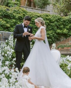 Willyrex Instagram - Un año del día mas increíble que hemos vivido y viviremos jamás. Piel de gallina al recordarlo💍 Gracias siempre a @sophiekorsweddings 💖 📷 @volvoreta