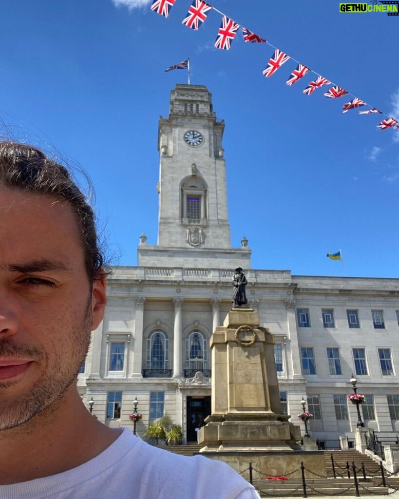 Winston Marshall Instagram - Yes Yorkshire you beauty! Played Wakefield, York, Leeds, Sheffield, Huddersfield and Bradford before but tonight is my first gig in Barnsley. And it’s a funny one… BBC Question Time. See you later 👊🏼👊🏼 Barnsley Town Hall