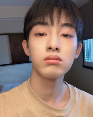Winwin Instagram - 望右划🥳