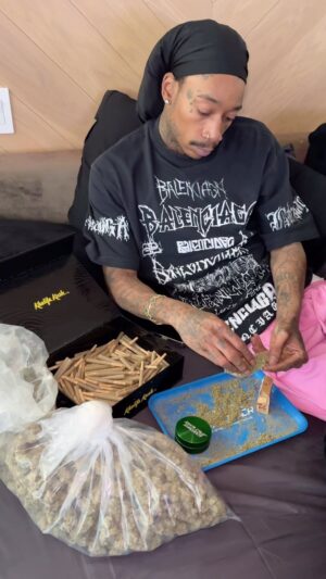 Wiz Khalifa Instagram - Dress Like This ft. Backwood Brat and Hardo Drops tonight. Watch this full video to see how to roll a no filter Unk 😝 #DressLikeThis Taylor Gang The World 🌎