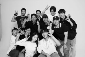Woo Do-hwan Instagram - 드디어 사냥개들이 오늘 여러분들께 인사를 드리게 되었습니다.
정말 많은 분들의 노력과 열정으로
만들어진 작품을 여러분들의 사랑으로 남은 부분을 채워주셨으면 하는 작은 소망이 있습니다🤍
재밌게 봐주세요
감사합니다.
#사냥개들 
#netflix 
#복서의심장