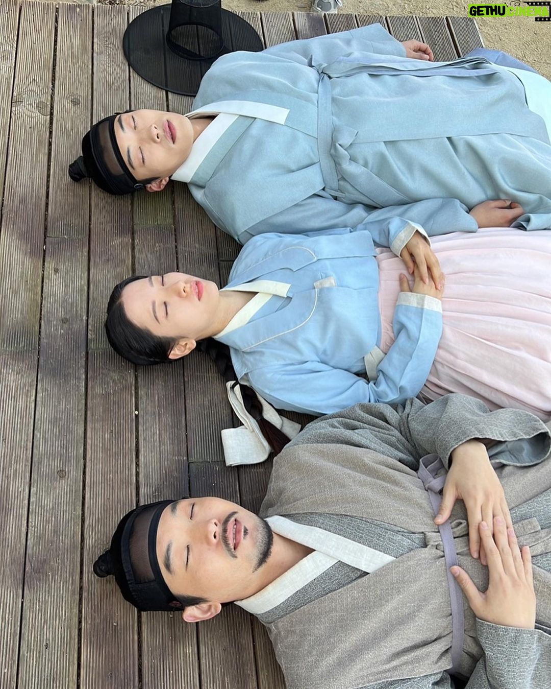Woo Do-hwan Instagram - 드디어 자고 일어나면 금요일🥹 낮잠 자기 좋은 날씨다🌼🌼🌼