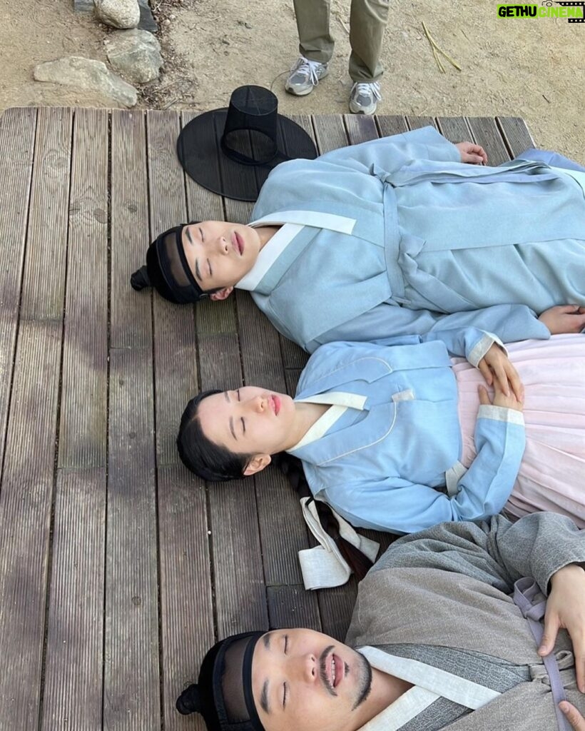 Woo Do-hwan Instagram - 드디어 자고 일어나면 금요일🥹 낮잠 자기 좋은 날씨다🌼🌼🌼
