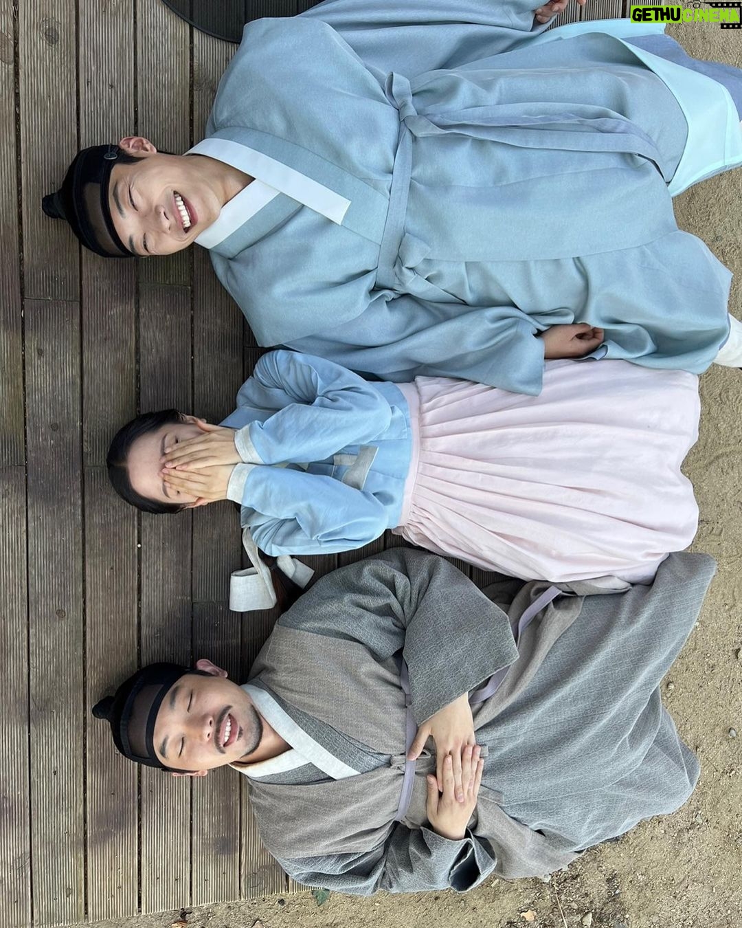 Woo Do-hwan Instagram - 드디어 자고 일어나면 금요일🥹 낮잠 자기 좋은 날씨다🌼🌼🌼