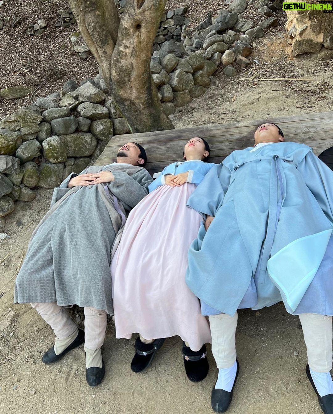 Woo Do-hwan Instagram - 드디어 자고 일어나면 금요일🥹 낮잠 자기 좋은 날씨다🌼🌼🌼