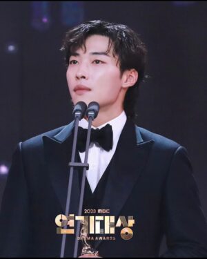 Woo Do-hwan Instagram - 감사합니다
저에게 앞으로 나아갈 힘을 주신 모든 분들께 감사드립니다
새해 복 많이 받으세요.