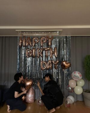 Woo Do-hwan Instagram - 퇴근하자마자 기절할 뻔...
아직도 심장 아파
주인 없는 집에서 진짜 뭘 하고 간 거야
사랑한다... 진짜💛💛💛
#조선변호사 
#무단침입