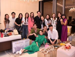 Woranuch Bhirombhakdi Instagram - ……… ฉํ่า ………

ขอบพระคุณพี่แป้งที่น่ารักของพวกเรานะคะ 🤍 มะคืนนี้สนุกและอบอุ่นมากมากเลยค่ะ อยากให้ถึงปีหน้าแล้วค่า 🤭 ดีใจได้เจอพี่พี่เพื่อนเพื่อนทุกคนนะคะ แล้วก็ขอต้อนรับสมาชิกใหม่ น้องนนกุล ด้วยค่า 🫶🏻 

#พี่ป๊อปผู้ไม่มีไอจี