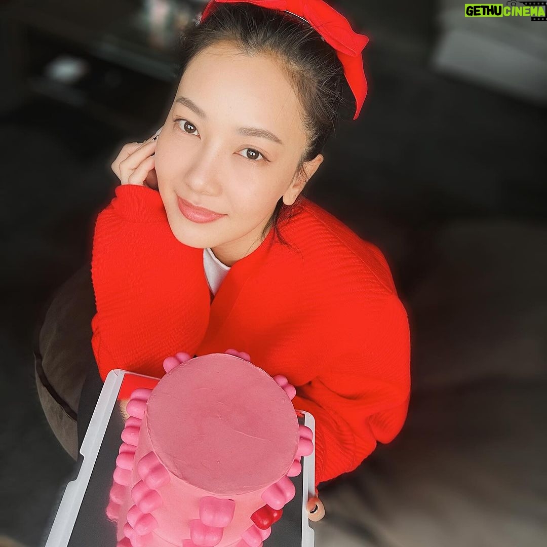 Woranuch Bhirombhakdi Instagram - งั้ม งั้มมมม 💕 @holidaypastry #SpreadLovewithHolidayPastry #HolidayPastryVDay #HolidayPastry