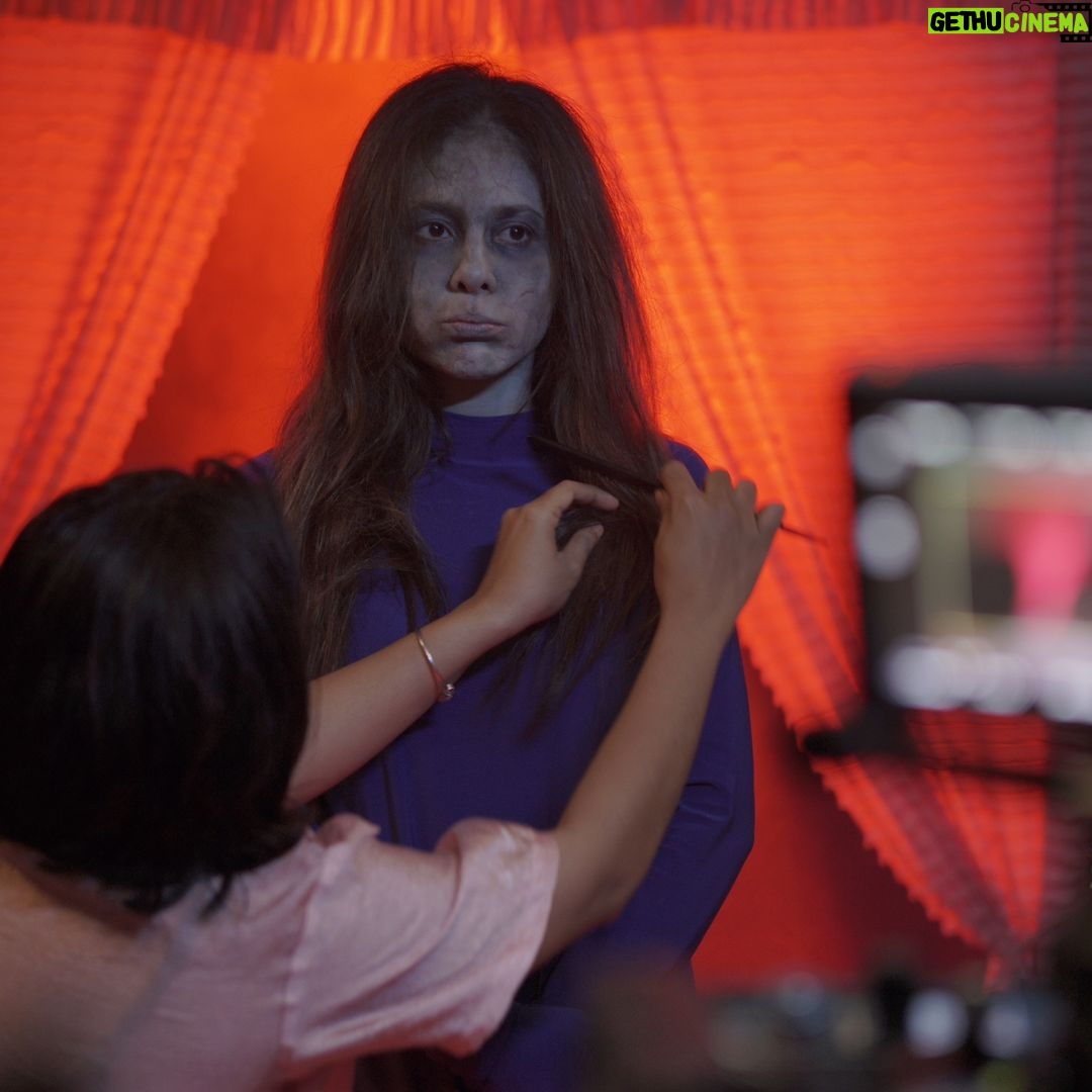 Wulan Guritno Instagram - Ati2 kamu di intip Rahayu nyari tubuhnya 👻 #bts - slide 2 3 4 proses pembuatan kepala terbang - slide 1 5 6 hasilnya 👻 SERBU BIOSKOP DI WEEKEND INI 👻 #behindthescenes #filmtrinil #KembalikanTubuhku #baleknogembungku