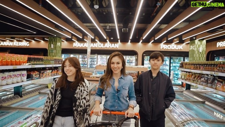 Wulan Guritno Instagram - Terimakasih kak @wulanguritno dan keluarga sudah mampir ke cabang ke-10 Toko Daging Nusantara di Kemang Antasari Jakarta Selatan ✨ Dan menikmati sajian Steak Premium di @nustrosteakhouse.id yang berada di lantai 2 nya Jadi untuk kamu yang tinggal di Jakarta Selatan khususnya Kemang dan Antasari jangan lupa mampir juga yaa 🥰 📍Toko Daging Nusantara & Nustro Steak House Jl. Pangeran Antasari No.8, Antasari Kemang, Jakarta Selatan #tokodagingnusantara #nustrosteakhouse #wulanguritno
