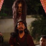 Wulan Guritno Instagram - Ati2 kamu di intip Rahayu nyari tubuhnya 👻 #bts - slide 2 3 4 proses pembuatan kepala terbang - slide 1 5 6 hasilnya 👻 SERBU BIOSKOP DI WEEKEND INI 👻 #behindthescenes #filmtrinil #KembalikanTubuhku #baleknogembungku