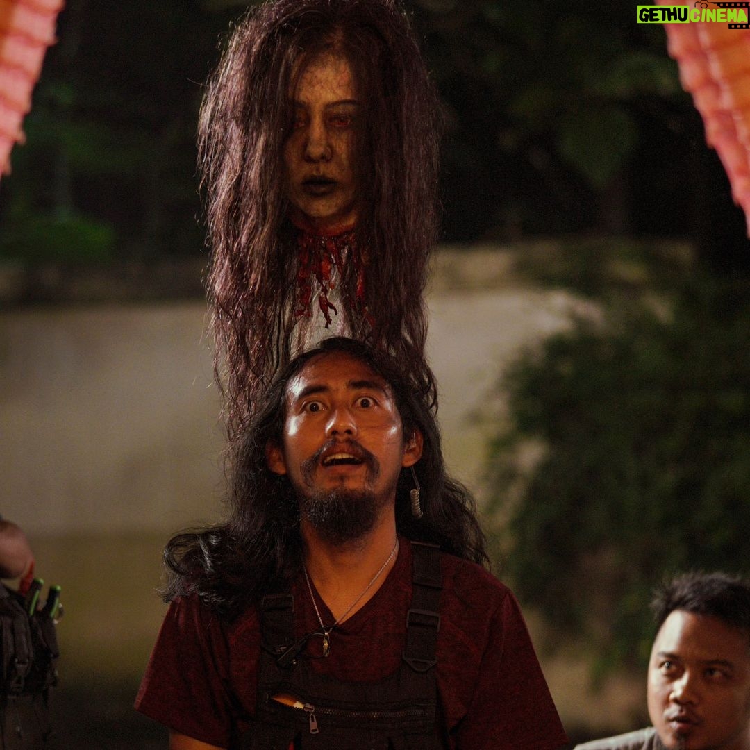 Wulan Guritno Instagram - Ati2 kamu di intip Rahayu nyari tubuhnya 👻 #bts - slide 2 3 4 proses pembuatan kepala terbang - slide 1 5 6 hasilnya 👻 SERBU BIOSKOP DI WEEKEND INI 👻 #behindthescenes #filmtrinil #KembalikanTubuhku #baleknogembungku