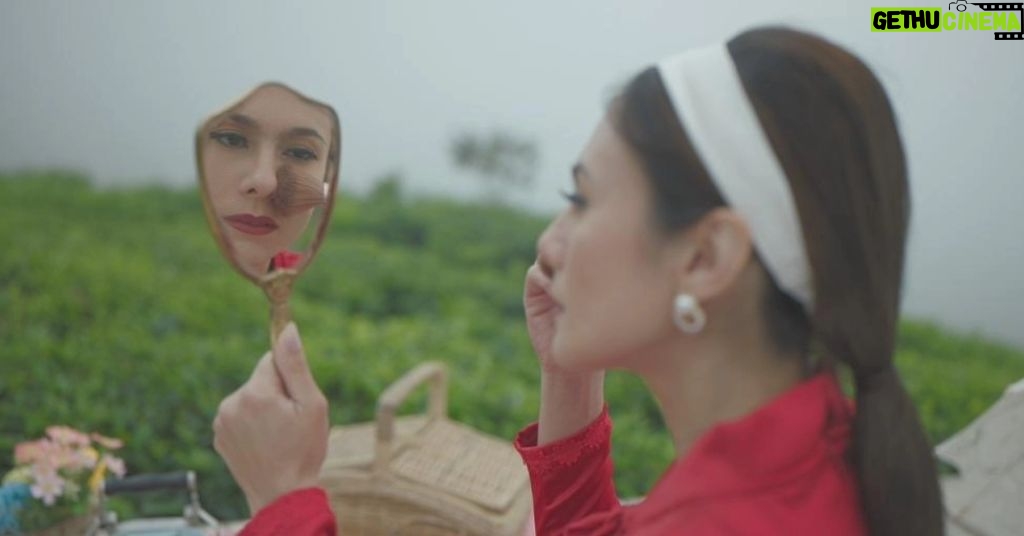 Wulan Guritno Instagram - Siap di tatap Rahayu? 👻 Ketemu Ayu MULAI HARI INI DI BIOSKOP 👻 ibu dan anak bersekutu? @filmtrinil karya terbaru @hanungbramantyo di angkat dari drama radio populer era 80 an TRINIL Balekno Gembungku #filmtrinil #KembalikanTubuhku #TAYANGHARIINI #AYOKEBIOSKOP #KAMISKEBIOSKOP