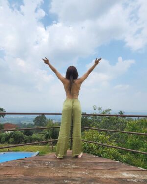 Wulan Guritno Instagram - relaxing right at @mountview_cigombong_villa
90 minute escape from jakarta