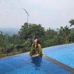 Wulan Guritno Instagram - relaxing right at @mountview_cigombong_villa 90 minute escape from jakarta