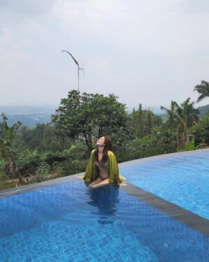 Wulan Guritno Instagram - relaxing right at @mountview_cigombong_villa
90 minute escape from jakarta