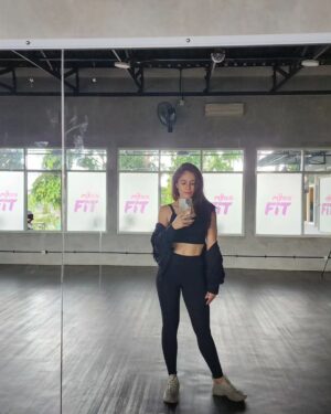 Wulan Guritno Instagram - mirror mirror on the wall 🪞

DIY - JKT - SBY .....