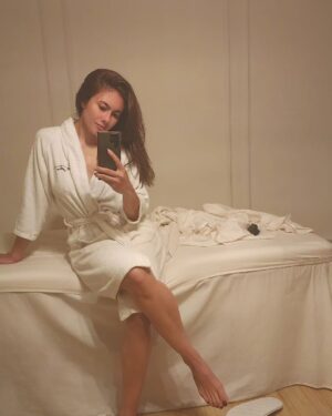 Wulan Guritno Instagram - mirror mirror on the wall 🪞

DIY - JKT - SBY .....