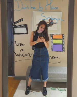 Wulan Guritno Instagram - mirror mirror on the wall 🪞

DIY - JKT - SBY .....