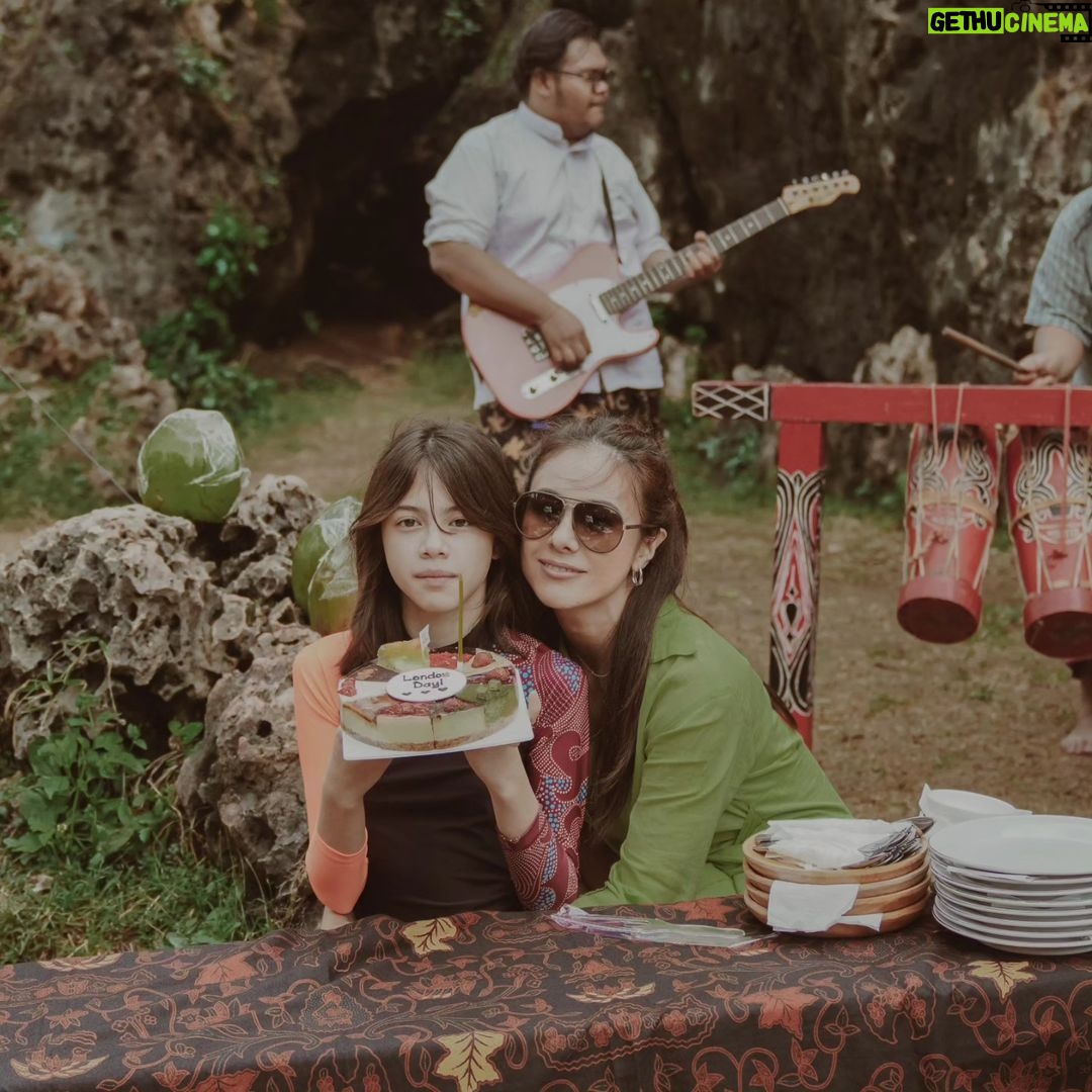 Wulan Guritno Instagram - mama nya lagi shooting jadi anaknya yang ulang tahun di kirim ke Jogjakarta. a birthday suprise blending in with nature; rock-climbing, having lunch on a cliff top, accompanied by the crashing of ocean waves with traditional music playing in the background, swimming in the ocean, then finishing the evening with dinner by the paddy fields ______________________________ reach for the stars, dont settle for less because you deserve true happiness you were born to be special, one of a kind with a beautiful soul and a beautiful mind making your way with your own ideas you've kept your spirit throughout the years you're kind and loving, funny and true which is why, daughter ,nobody's quite like you. i pray to God to always keep the smile on your lips and make you the world's happiest person HAPPY 13TH BIRTHDAY MY ENGLISH ROSE.. thank you @thirtytourism_ bantuin aturin 🙏 Gunung Kidul - D.I. Yogyakarta