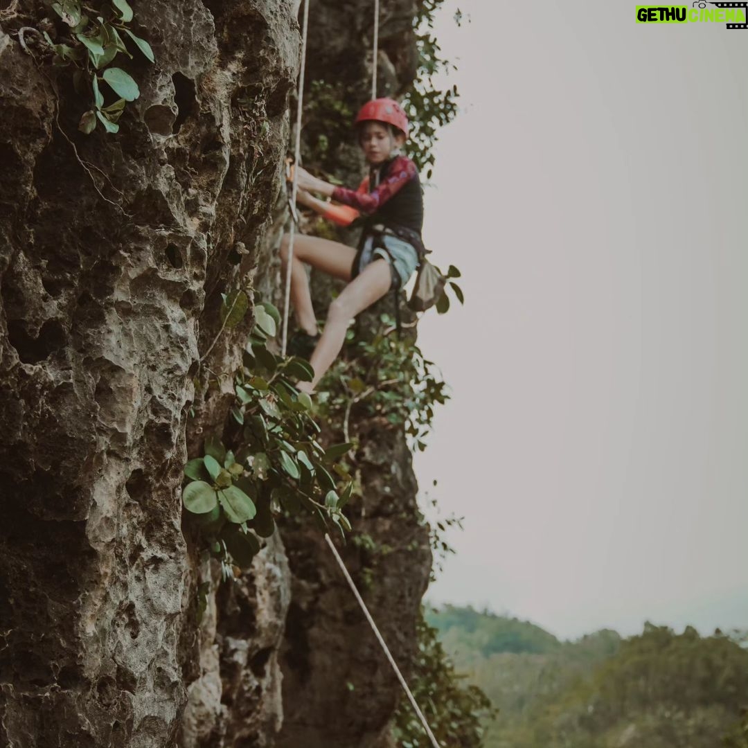 Wulan Guritno Instagram - mama nya lagi shooting jadi anaknya yang ulang tahun di kirim ke Jogjakarta. a birthday suprise blending in with nature; rock-climbing, having lunch on a cliff top, accompanied by the crashing of ocean waves with traditional music playing in the background, swimming in the ocean, then finishing the evening with dinner by the paddy fields ______________________________ reach for the stars, dont settle for less because you deserve true happiness you were born to be special, one of a kind with a beautiful soul and a beautiful mind making your way with your own ideas you've kept your spirit throughout the years you're kind and loving, funny and true which is why, daughter ,nobody's quite like you. i pray to God to always keep the smile on your lips and make you the world's happiest person HAPPY 13TH BIRTHDAY MY ENGLISH ROSE.. thank you @thirtytourism_ bantuin aturin 🙏 Gunung Kidul - D.I. Yogyakarta