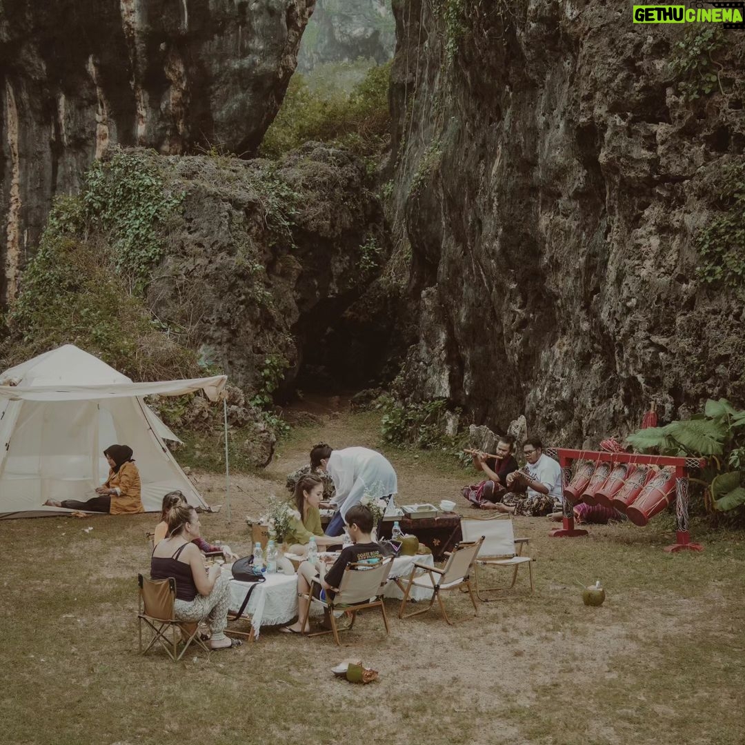 Wulan Guritno Instagram - mama nya lagi shooting jadi anaknya yang ulang tahun di kirim ke Jogjakarta. a birthday suprise blending in with nature; rock-climbing, having lunch on a cliff top, accompanied by the crashing of ocean waves with traditional music playing in the background, swimming in the ocean, then finishing the evening with dinner by the paddy fields ______________________________ reach for the stars, dont settle for less because you deserve true happiness you were born to be special, one of a kind with a beautiful soul and a beautiful mind making your way with your own ideas you've kept your spirit throughout the years you're kind and loving, funny and true which is why, daughter ,nobody's quite like you. i pray to God to always keep the smile on your lips and make you the world's happiest person HAPPY 13TH BIRTHDAY MY ENGLISH ROSE.. thank you @thirtytourism_ bantuin aturin 🙏 Gunung Kidul - D.I. Yogyakarta