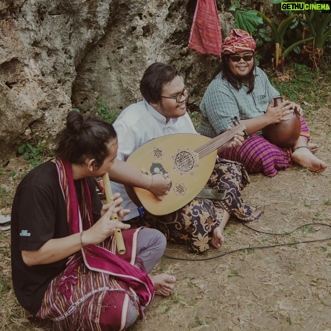 Wulan Guritno Instagram - mama nya lagi shooting jadi anaknya yang ulang tahun di kirim ke Jogjakarta. a birthday suprise blending in with nature; rock-climbing, having lunch on a cliff top, accompanied by the crashing of ocean waves with traditional music playing in the background, swimming in the ocean, then finishing the evening with dinner by the paddy fields ______________________________ reach for the stars, dont settle for less because you deserve true happiness you were born to be special, one of a kind with a beautiful soul and a beautiful mind making your way with your own ideas you've kept your spirit throughout the years you're kind and loving, funny and true which is why, daughter ,nobody's quite like you. i pray to God to always keep the smile on your lips and make you the world's happiest person HAPPY 13TH BIRTHDAY MY ENGLISH ROSE.. thank you @thirtytourism_ bantuin aturin 🙏 Gunung Kidul - D.I. Yogyakarta