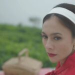 Wulan Guritno Instagram - Siap di tatap Rahayu? 👻 Ketemu Ayu MULAI HARI INI DI BIOSKOP 👻 ibu dan anak bersekutu? @filmtrinil karya terbaru @hanungbramantyo di angkat dari drama radio populer era 80 an TRINIL Balekno Gembungku #filmtrinil #KembalikanTubuhku #TAYANGHARIINI #AYOKEBIOSKOP #KAMISKEBIOSKOP