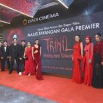 Wulan Guritno Instagram - The walk towards the gala.. @filmtrinil Serentak di Malaysia Brunei & Singapura MULAI HARI INI Jom ke pawagam sekarang 👻 Kuala Lumpur, Malaysia