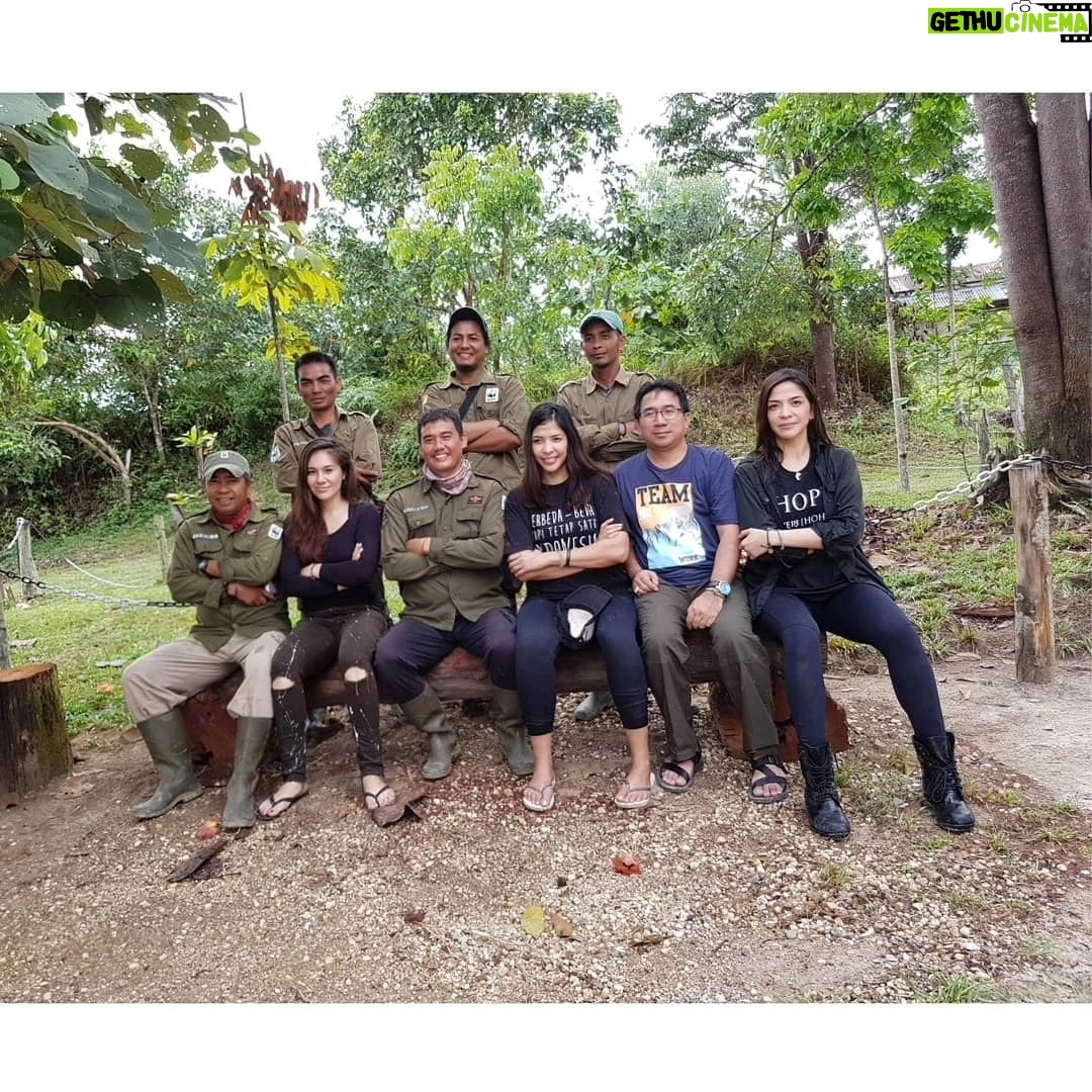 Wulan Guritno Instagram - RIP GAJAH KAPTEN RAHMAN YANG DI RACUN DAN AMBIL GADINGNYA 🥀 Saat kami berkunjung ke taman nasional TESSO NILO bertemu Elephant Flying Squad / tim patroli gajah yang terdiri dari mahout / pawang dan gajah terlatih Dan RAHMAN yang di racun dan ambil gadingnya adalah kapten nya. Mereka bertugas menggiring gajah liar yang memasuki kebun masyarakat kembali ke habitatnya . Sehingga mengurangi konflik antara manusia & gajah Mereka yg menjaga ekosistem bumi. Yg menjaga konflik manusia dah gajah. Yg menjaga kelangsungan hidup masa depan kedua belah pihak. ___________________________________________________ Turut berdukacita atas kepergian Gajah Rahman @btn_tessonilo. Kami yang pernah bertemu juga turut merasa sangat sedih. Kami mendukung @gakkum_klhk untuk mengusut tuntas hingga pembunuhnya tertangkap dan mendapat ganjaran yang sesuai. Jangan biarkan terjadi lebih banyak lagi konflik antara manusia dan gajah. Tesso Nilo National Park