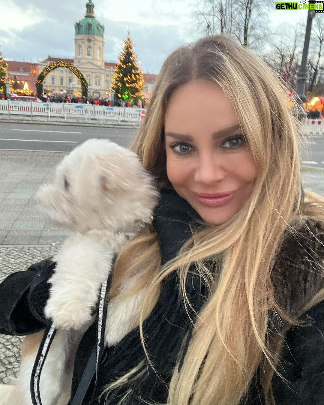 Xenia Seeberg Instagram - Happy new year ihr Lieben. Dankeschön dass so viele von Euch nachgefragt haben: Haluna geht es wieder besser und ist auch mit 11 Jahren nun bereit für neue Abenteuer in 2024! Happy new year my dear friends. Thank you for your many wishes: yes Haluna is doing much better and she is now at the age of 11 ready for new adventures in 2024. #happynewyear #bolonkazwetna #bolonkalove #bolonka #lovemydog #bestager #enjoythelittlethings #enjoythemoment Schloss Charlottenburg