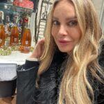 Xenia Seeberg Instagram – Erst mal ein Café au lait und Croissant. Muss sein. First let‘s have a café au lait and a pre X-mas croissant. It’s a must in Paris. Save sugar free for another day. 
#paris #croissant #cafeaulait 
#iloveparis #painauxraisins Paris, France