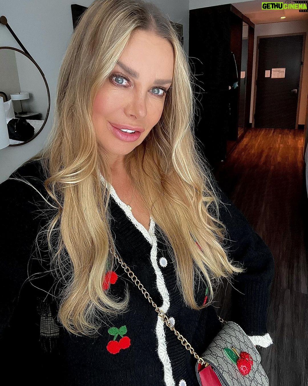 Xenia Seeberg Instagram - Cherry Christmas ihr Lieben. Oder zumindest einen schönen 2. Advent. Was macht ihr? Glühwein mit Regen verdünnt oder zurück ins Bett? #advent #adventadvent #cherry #cherrypie #christmastime #weihnachtszeit #cherrycherrylady #newyork #nyc New York