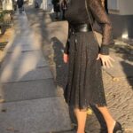Xenia Seeberg Instagram – Hochgeschlossenes Shooting mit Franziska @streetstyleshooters für die liebe Fate. Wir haben die einzigen Sonnenstrahlen erwischt, die der Himmel zu bieten hatte. Na das Kleid wäre auch perfekt für Weihnachten oder Silvester…! Was meint ihr? #shooting #christmas #photoshoot #fashiondesigner #fatekastrati @fatekastrati #50plusandfabulous #bestager #bestagermodel #liveyourlife #liveyourbestlife #enjoythemoment #sunshine