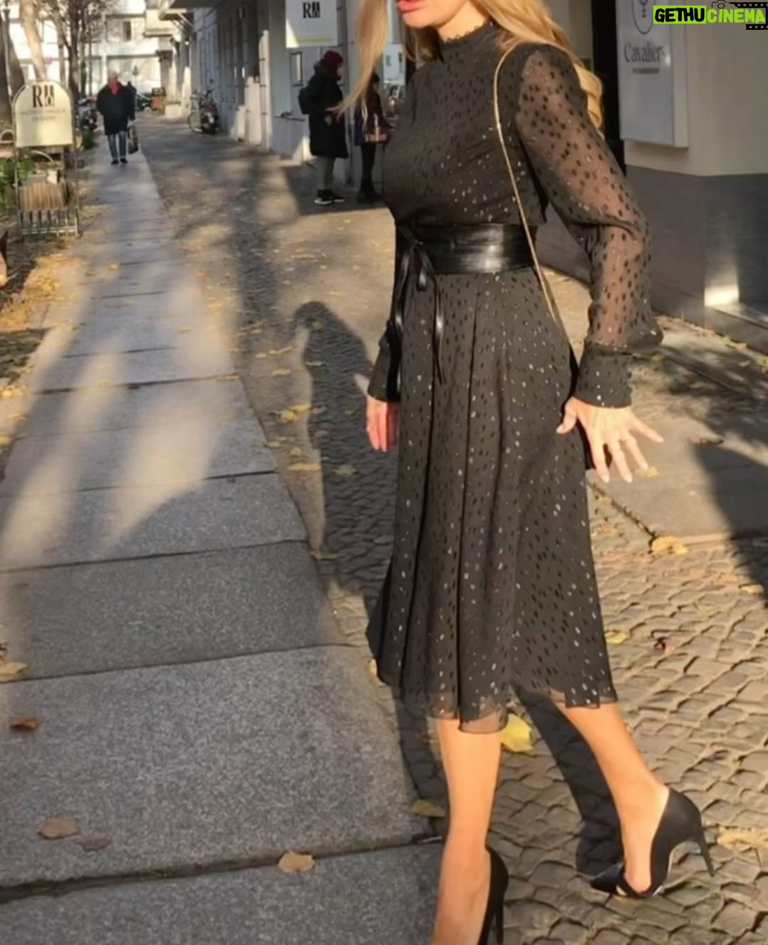 Xenia Seeberg Instagram - Hochgeschlossenes Shooting mit Franziska @streetstyleshooters für die liebe Fate. Wir haben die einzigen Sonnenstrahlen erwischt, die der Himmel zu bieten hatte. Na das Kleid wäre auch perfekt für Weihnachten oder Silvester…! Was meint ihr? #shooting #christmas #photoshoot #fashiondesigner #fatekastrati @fatekastrati #50plusandfabulous #bestager #bestagermodel #liveyourlife #liveyourbestlife #enjoythemoment #sunshine